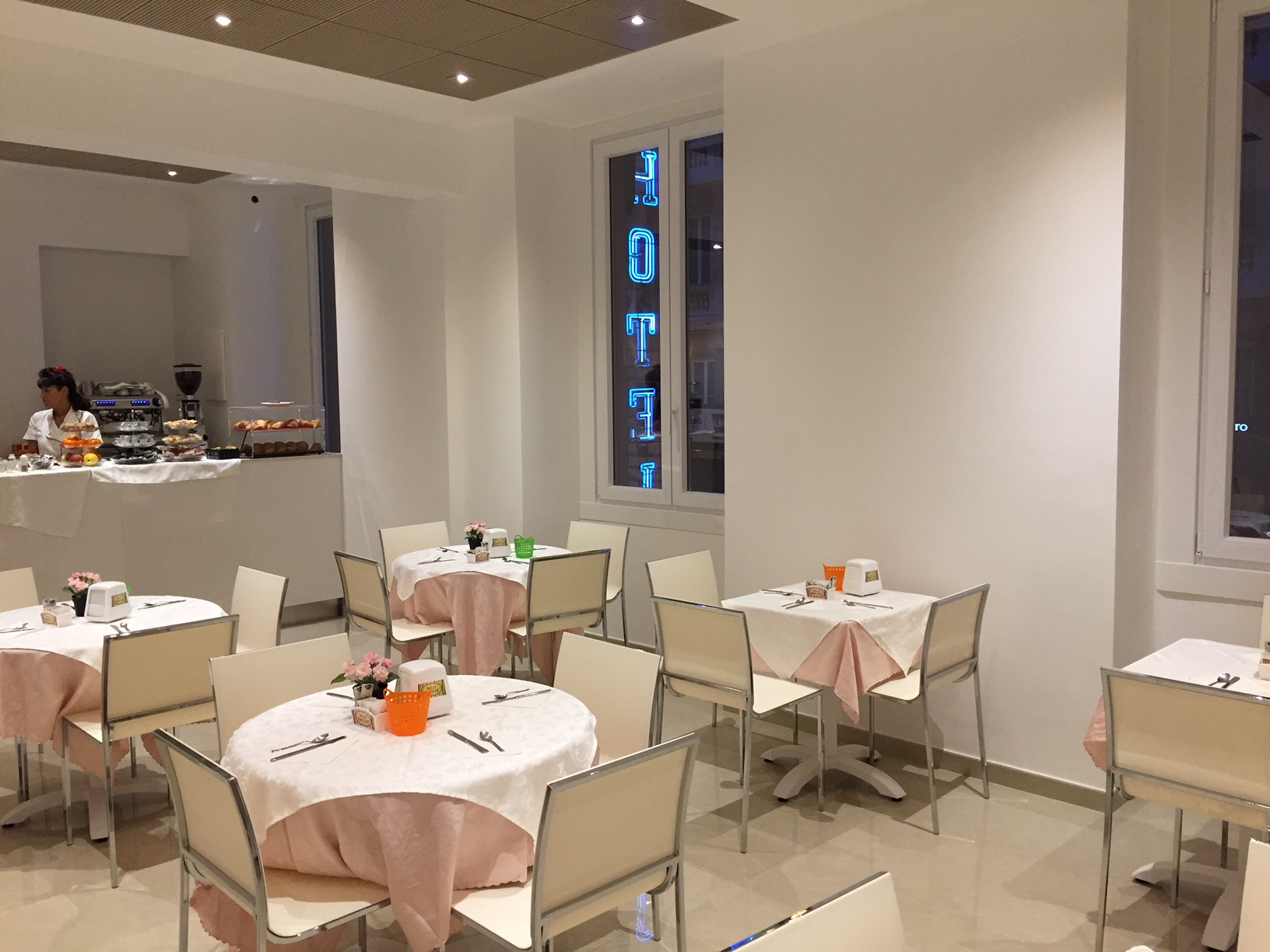 Breakfast room — tables